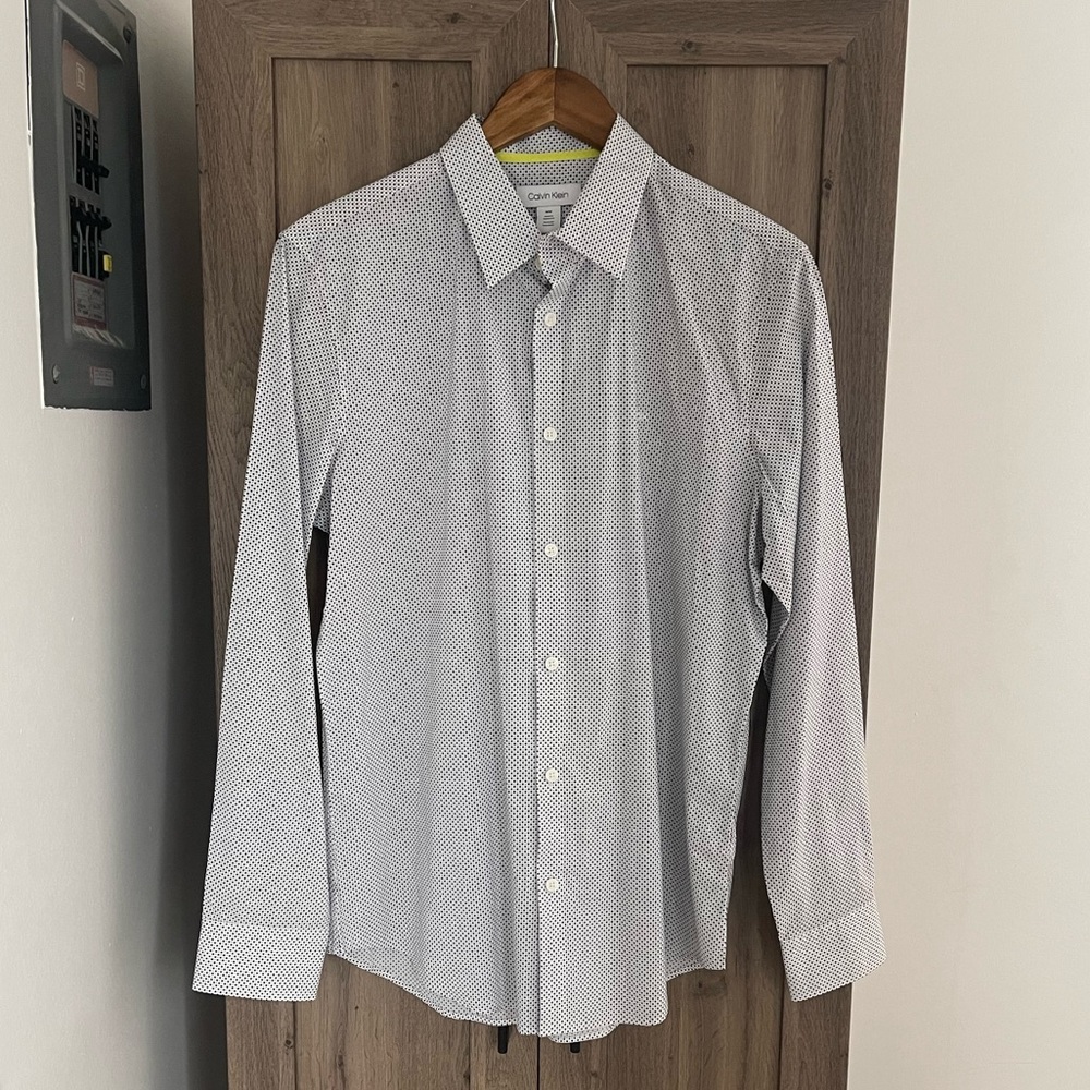 CALVIN KLEIN MEN’S DRESS SHIRT SIZE MEDIUM